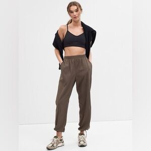 Gapfit Runaround Parachute Pant, Small, Sherwood Forest Green